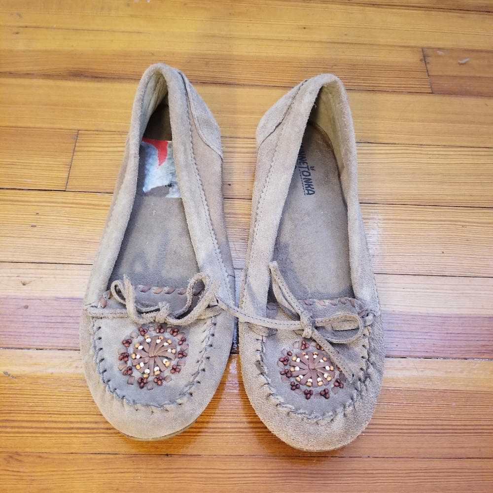 Minnetonka womans slip on flats size